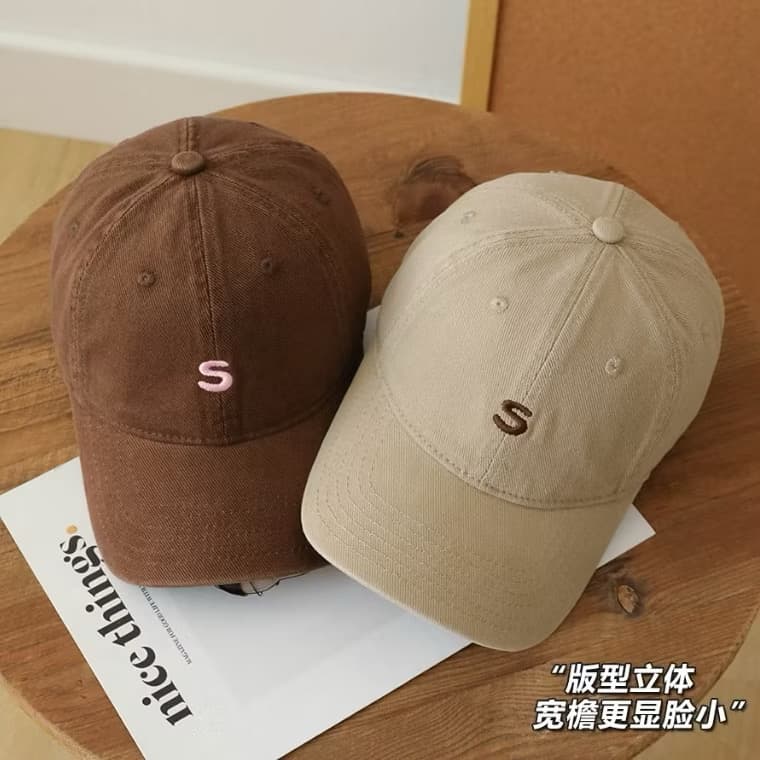 ￼ໝວກແກັບປັກ ຕົວອັກສອນ S ມິນິມໍ່ ຜ້າ cotton ໃສ່ສະບາຍ (sp-A013)